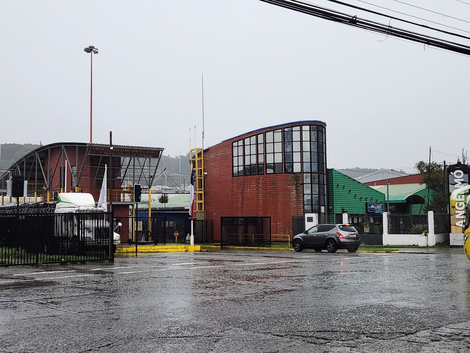 Acceso al puerto de Puerto Montt en un día de lluvia